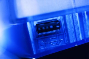 Evita un cortocircuito en el conector del mini puerto USB soldándolo a una placa de circuito cuidadosamente.