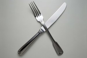 La ubicación de los cubiertos luego de una comida es parte de la etiqueta de la mesa.