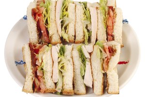 El fiambre de pechuga de pavo es una manera efectiva de incluir proteínas en tus sándwiches.