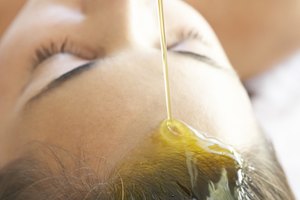 Trata tu cabello semanalmente con una mascarilla de yema de huevo y aceite de oliva.