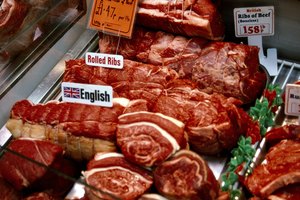 De acuerdo con las leyes que rigen la dieta musulmana, toda carne y ganado debe ser obtenida o sacrificado con base en los lineamientos musulmanes.
