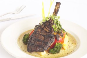 Forma marcas de parrilla perfectas asando chuletas de cordero en una parrilla caliente ardiente.