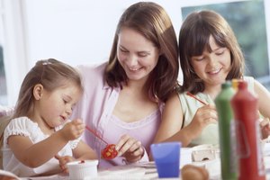 Una mesa le da a tus niños mucho lugar para esparcir sus actividades de niño.