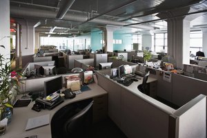 Los dominios permiten que muchas computadoras compartan recursos, particularmente en un ambiente de negocios.