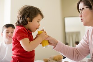 Permitiendo que tu hijo beba de una