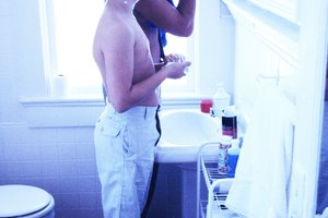 Tu hijo requiere conocer cómo depilarse con seguridad.