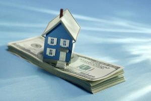 Comstock Images/Comstock/Getty Images The down payment and closing costs are both required at an escrow settlement, but serve two very different purposes.