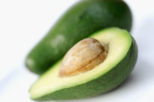 Los aguacates (avocados) tienen un bajo contenido de oxalatos, son altamente alcalinos y ricos en nutrientes.