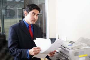 Una impresora dúplex puede imprimir en ambos lados de una hoja.