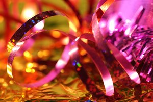 Una tina sensorial para Año Nuevo cuenta con cintas brillantes y rizadas que se encrespan.