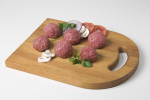 Mezcla la cebolla y otros ingredientes dentro de la carne molida antes de darle forma a tus albóndigas, tortitas o pastel de carne.