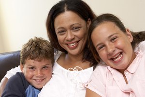 La AACAP destaca que los padres también deben ayudar a mejorar la autoestima de un niño obeso en lugar de centrar toda su atención en el problema del peso del niño.