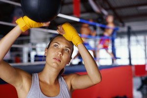 A pesar de que un combate de boxeo muy controvertido en sí mismo puede ser muy estresante, la capacitación para el boxeo golpeando una bolsa pesada, haciendo trabajo de base y trabajo de la velocidad de la bola proporcionan una buena salida para el estrés.