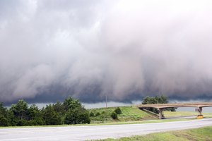 La disminución de la presión indica una tormenta entrante y el aumento de la presión indica que una tormenta está acabando.