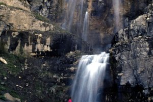 Puedes acceder a Stewart Falls desde un camino del Sundance Resort.