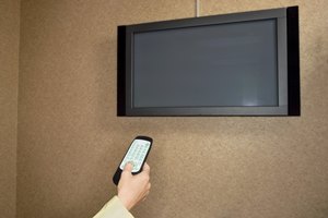 Activa el modo de aumento de la TV para eliminar las barras en la parte superior e inferior.