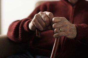 Las personas mayores con problemas de equilibrio o problemas de fuerza pueden ejercitarse sin tener que estar de pie.