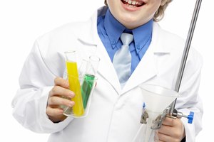 Los niños pueden explorar la química con objetos encontrados alrededor de la casa.