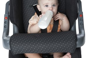 Puedes usar un asiento de seguridad con barra protectora, pero un asiento de automóvil con arnés de cinco puntos proporciona una mejor protección.