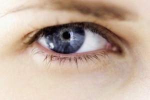 Desinfla las bolsas de debajo de tus ojos.