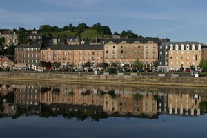 Las casas en la costa dan belleza a Honfleur, en Normandía.