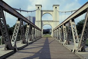 El Puente Colgante de Waco fue el más largo de su tipo cuando fue terminado en 1870. Hoy en día, es un recordatorio del pasado histórico de Waco.