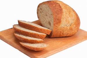 Rebanadas de pan de grano entero en una tabla de cortar.
