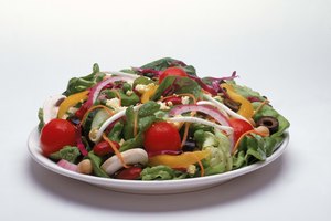 Si cenas fuera, ordena una deliciosa ensalada con aderezo ligero.