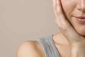 Aprende a hacer una exfoliación facial natural con ácido glicólico y mezcla de aceites.