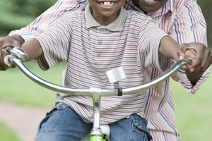 Pasear en bicicleta es una actividad al aire libre que puedes disfrutar junto con tu hijo.