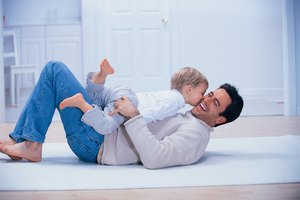 Hacer juegos rudos tiene muchos beneficios importantes que lo convierte en una forma saludable de jugar.