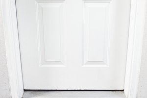 Una puerta dispareja normalmente es el resultado de problemas con las bisagras.