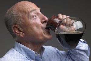 En general los niveles elevados de cafeína no causan daños en el hígado.