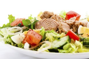 Ensalada de huevo y atún en un plato.