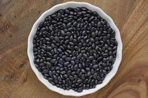 Los frijoles negros contienen calcio.