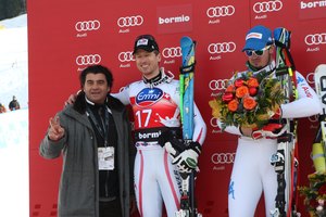 Alberto Tomba recibiendo uno de los tantos premios que ha ganado en su carrera como esquiador.
