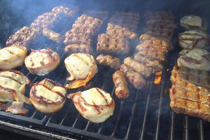 Una barbacoa con carne asada.