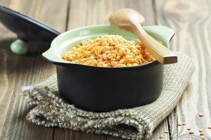 Olla de lentejas rojas.