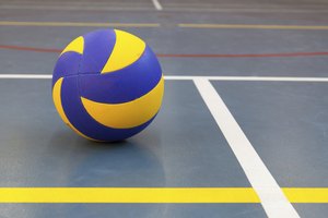 Una pelota en una pista de interior.