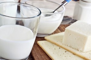 Productos lácteos en la mesa.