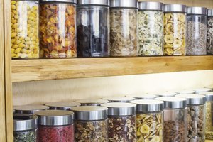 Jarros de fruta deshidratada, nueces y hierbas.