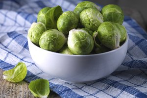 Plato de coles de Bruselas crudas que hay que evitar.