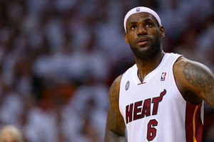 LeBron James, uno de los jugadores más populares de la NBA, tiene su propia línea de zapatos con su firma, de Nike.