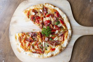 Disfruta una deliciosa pizza.