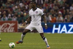 Edu Maurice controla el balón en el partido de clasificación entre EE.UU y México para la Copa del Mundo de 2014.