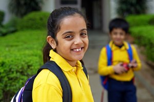 Los niños estudiantes de primaria también pueden disfrutar de actividades que animen su espíritu escolar como las que tienen los estudiantes de preparatoria.
