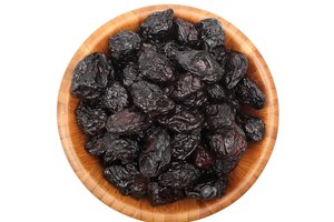 Ciruelas en un tazón.