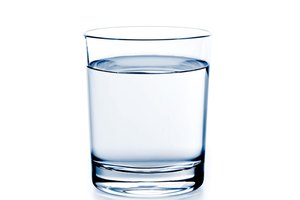 El agua es esencial para mantener el cuerpo hidratado.