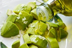 Aguacate rebanado con aceite de oliva