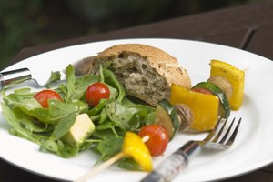 Elige alimentos con muchos nutrientes para satisfacer tu necesidad calorica diaria.